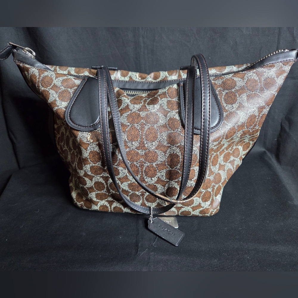 COACH F33504 TAXI ZIP TOP TOTE